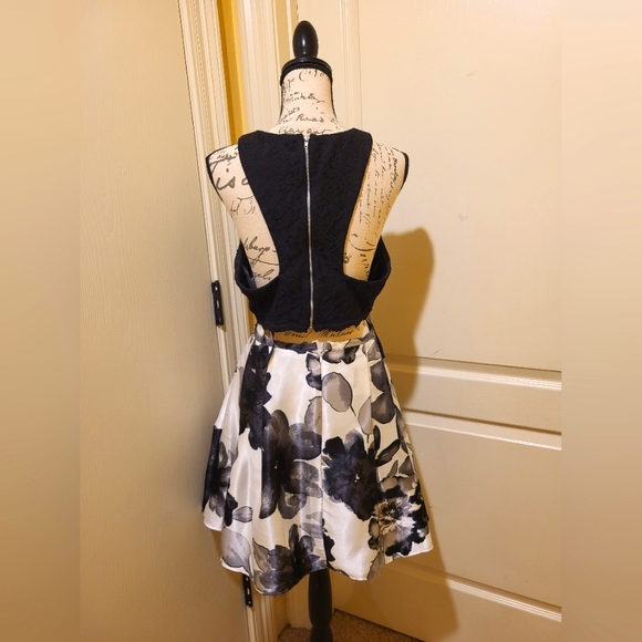 Blondie Nites two piece dress - Picture 2 of 6